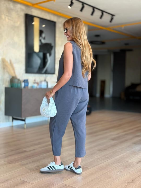 Kadın Bisiklet Yaka Kolsuz Bluz Ve Beli Lastikli Kısa Paça Pantolon Ikili Takım