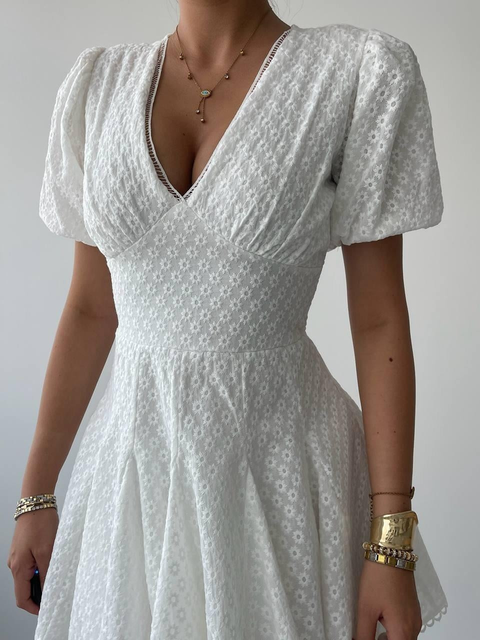 Brode Detaylı Beyaz Mini Elbise