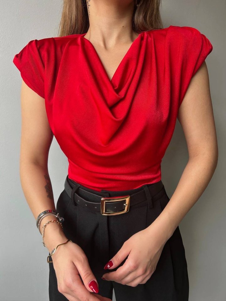 Kadın V Yaka Vatka Detay Kolsuz Dökümlü Bluz