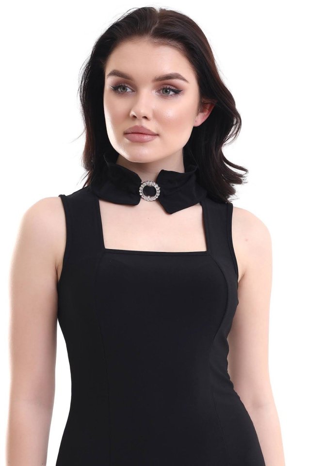 Kadın Kare Yaka Taş Detaylı Yaka Aksesuarlı Sandy Kumaş Fırsat Ürün Diz Üstü Elbise