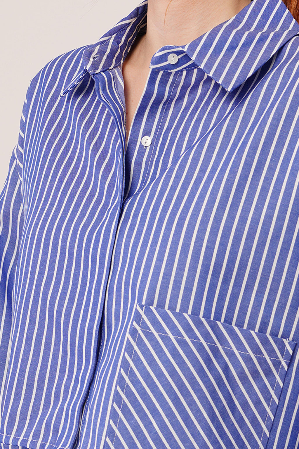 Crop Model Cepli Ve Çizgili Mavi Gömlek