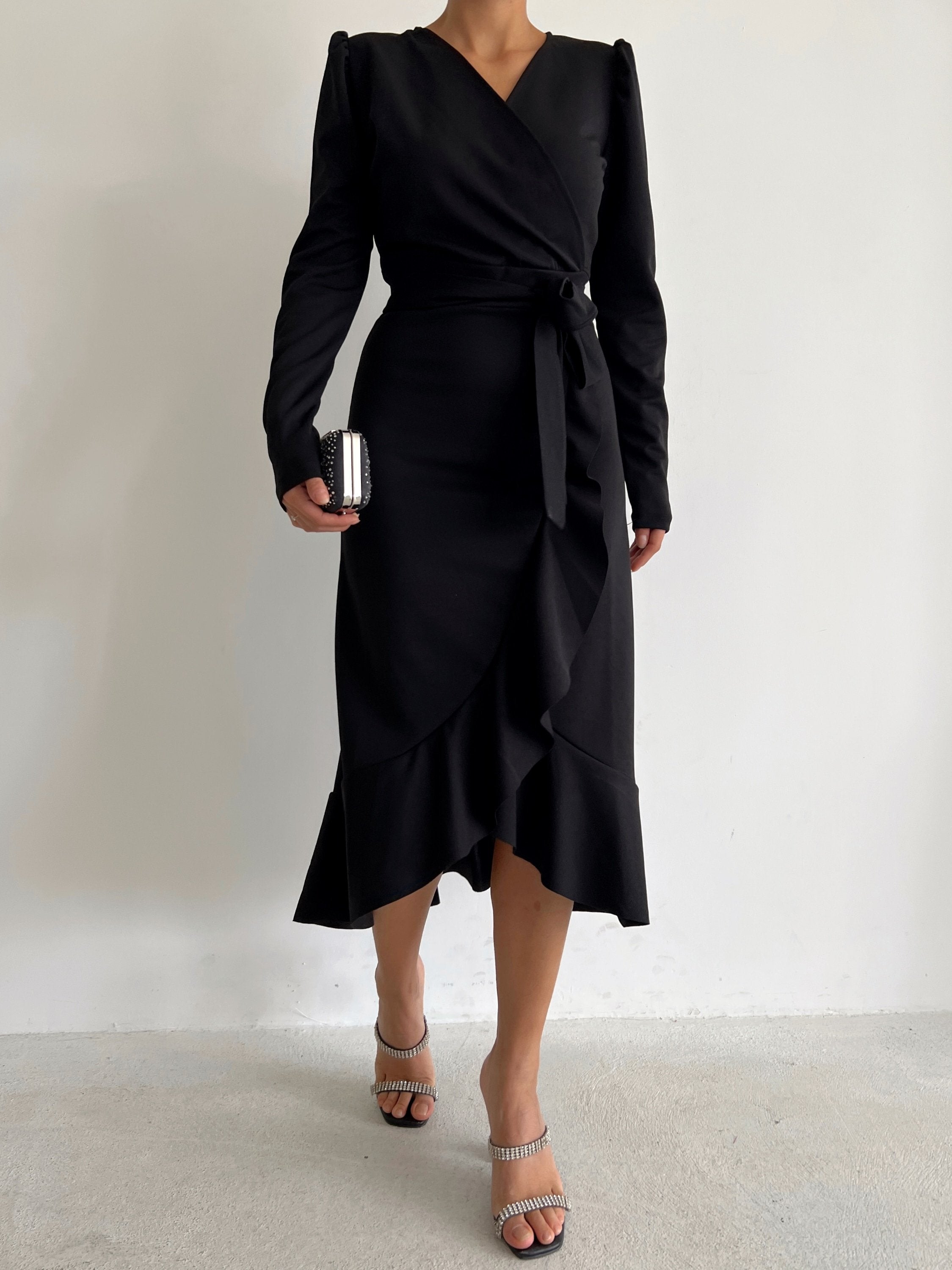 Krep Kumaş Midi Boy Kuşaklı Uzunkol Elbise 113 Cm