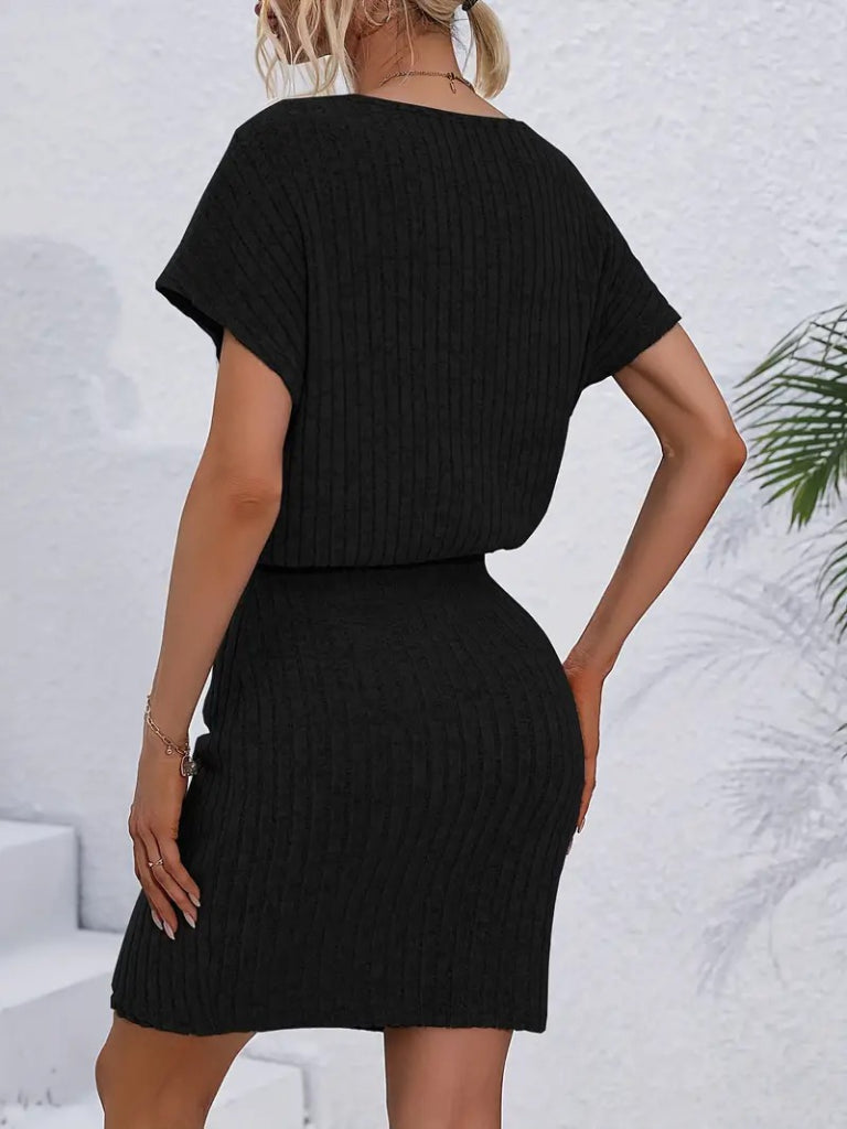 Kadın Kısa Kollu Yakası Açık Belden Lastikli Yandan Bağlamalı Kalın Fitilli Kaşkorse Elbise