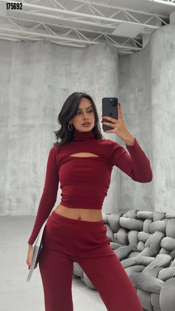 Kadın Uzun Kollu Pencere Detay Göğüs Dekolteli Bluz Ve Bol Paça Pantolon Ikili Takim