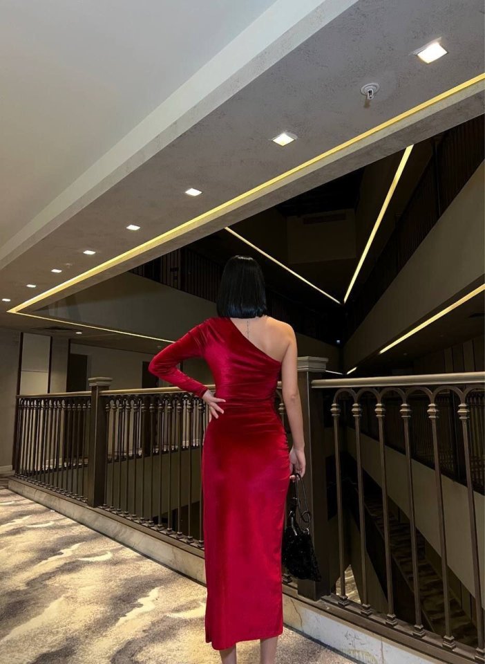 Kadın Uzun Kollu Omuz Dekolteli Büzgü Ve Asimetrik Yırtmaç Detay Elbise