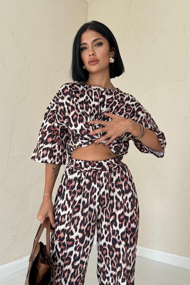 Leopar Desenli T-shirt ve Pantolon Takım