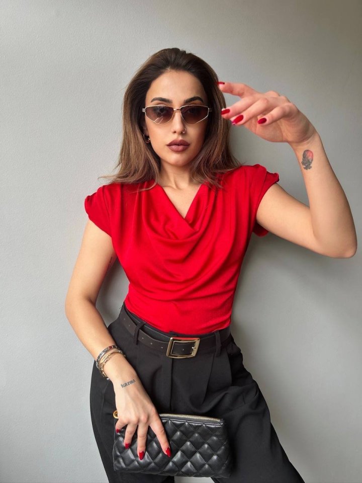 Kadın V Yaka Vatka Detay Kolsuz Dökümlü Bluz