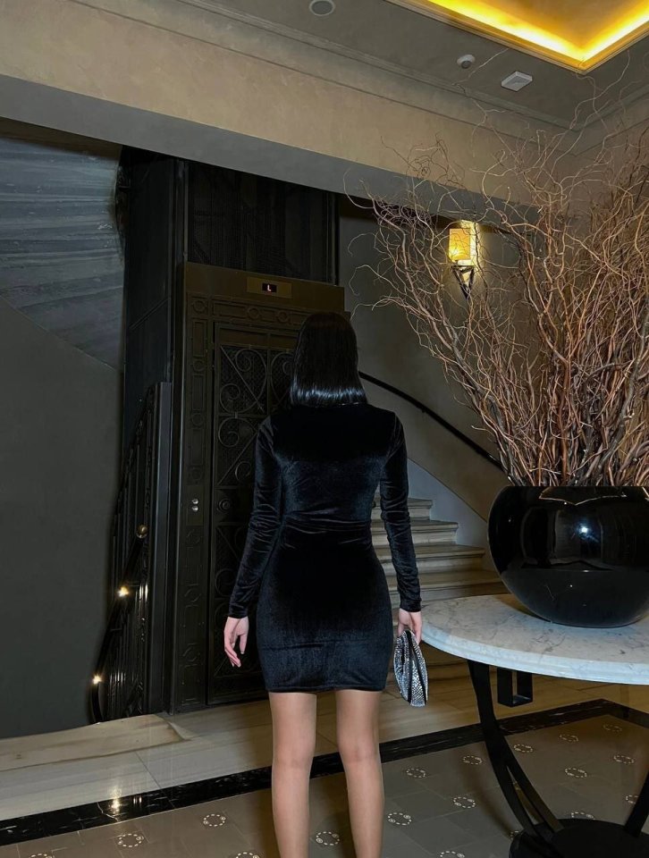 Kadın Uzun Kollu Göğüs Dekolteli Kadife Kumaş Mini Kruvaze Elbise