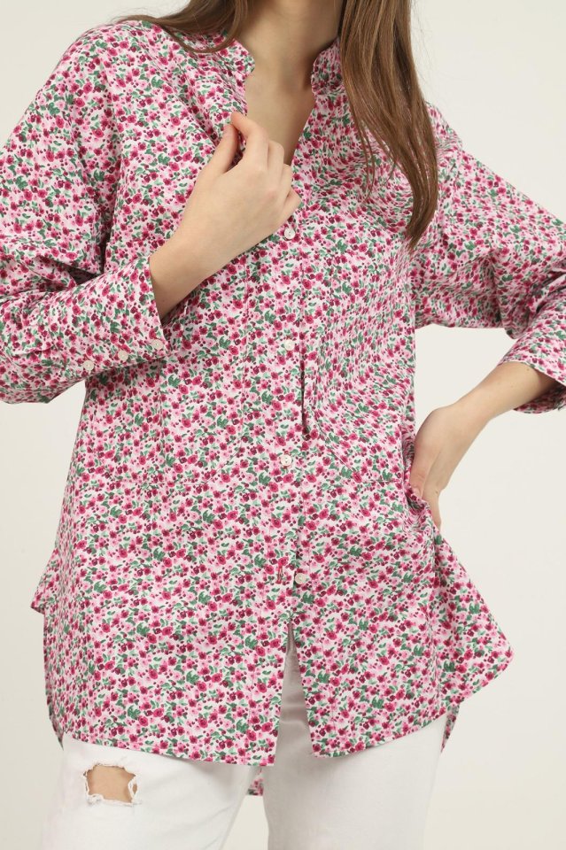 Kırmızı V Yakalı Ve Desenli Gömlek