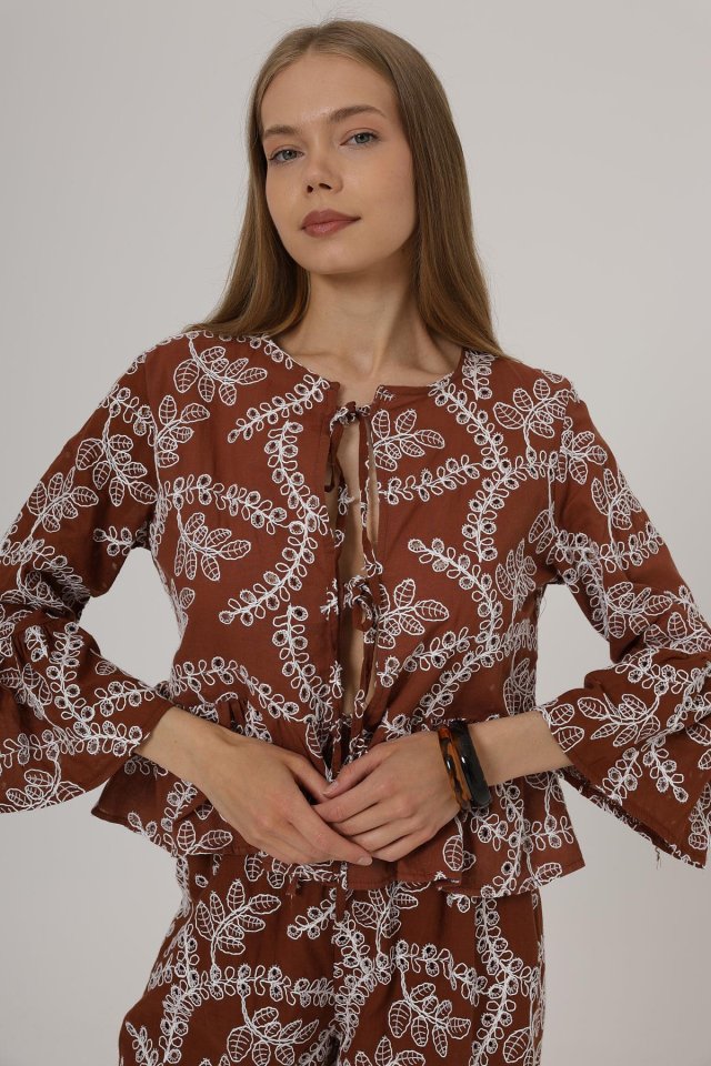 Fiyonk Bağlamalı Brode Bluz - Kahve