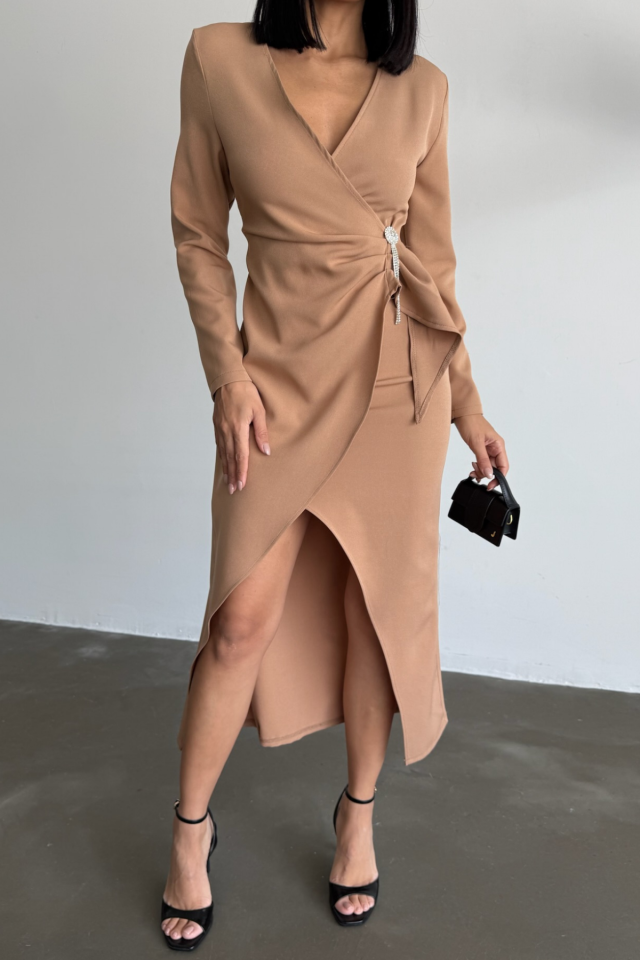 KRUVAZE BROŞ DETAYLI ELBİSE - Bej