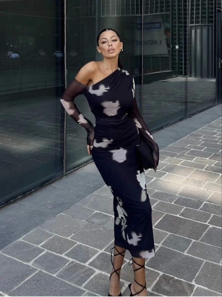 Tek Omuz Asimetrik Desenli Uzun Şifon Elbise - Siyah