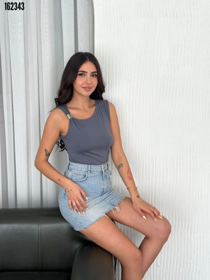 Osy Modal Yumuşak Dokulu Kumaş Bisiklet Yaka Sıfır Kol Bluz Omuz Toka Aksesuar Detaylı - Antrasit