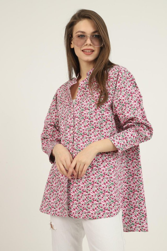 Kırmızı V Yakalı Ve Desenli Gömlek