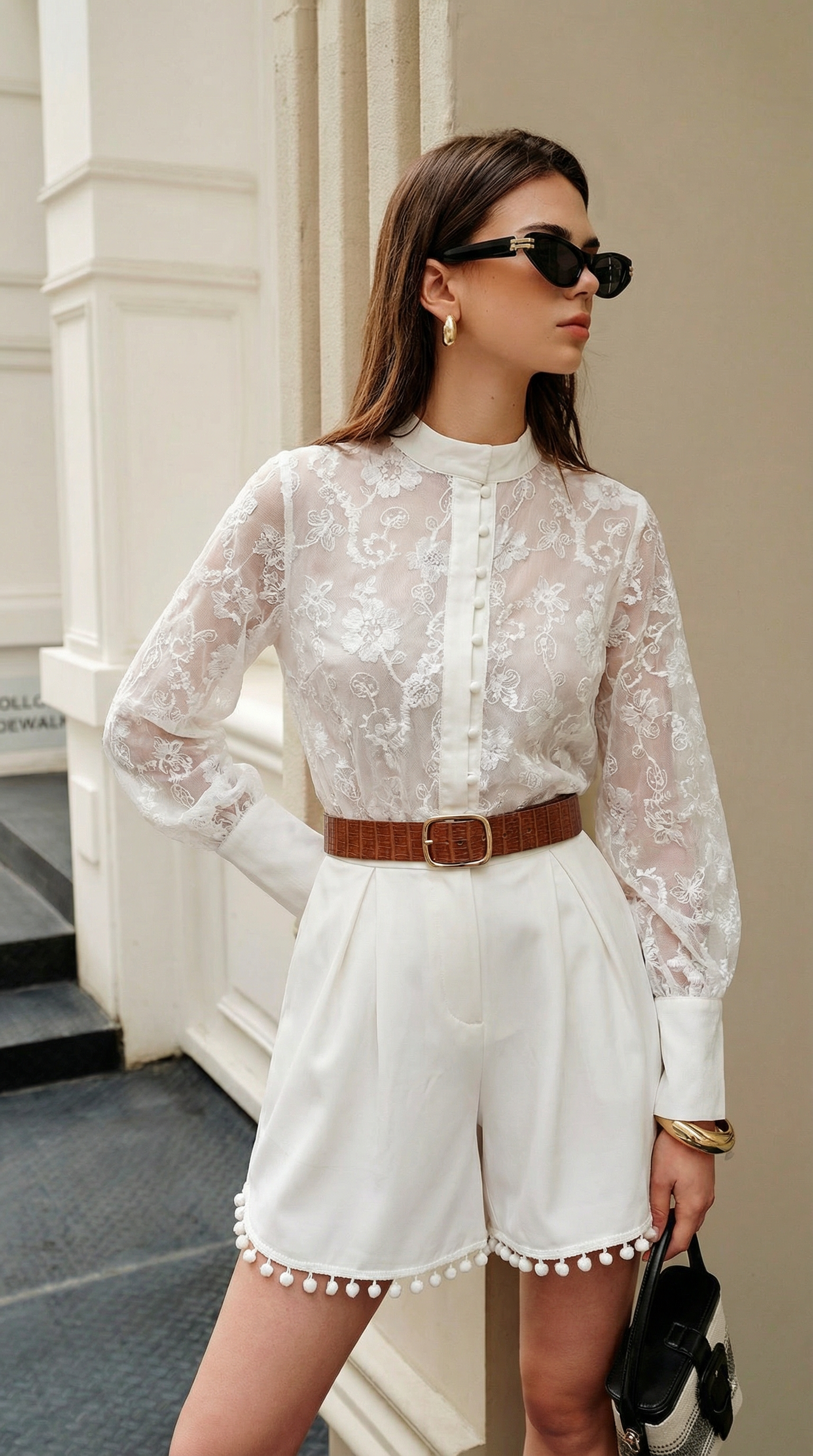 Dantel Gömlek ve Ponponlu Ekru Şort Takım