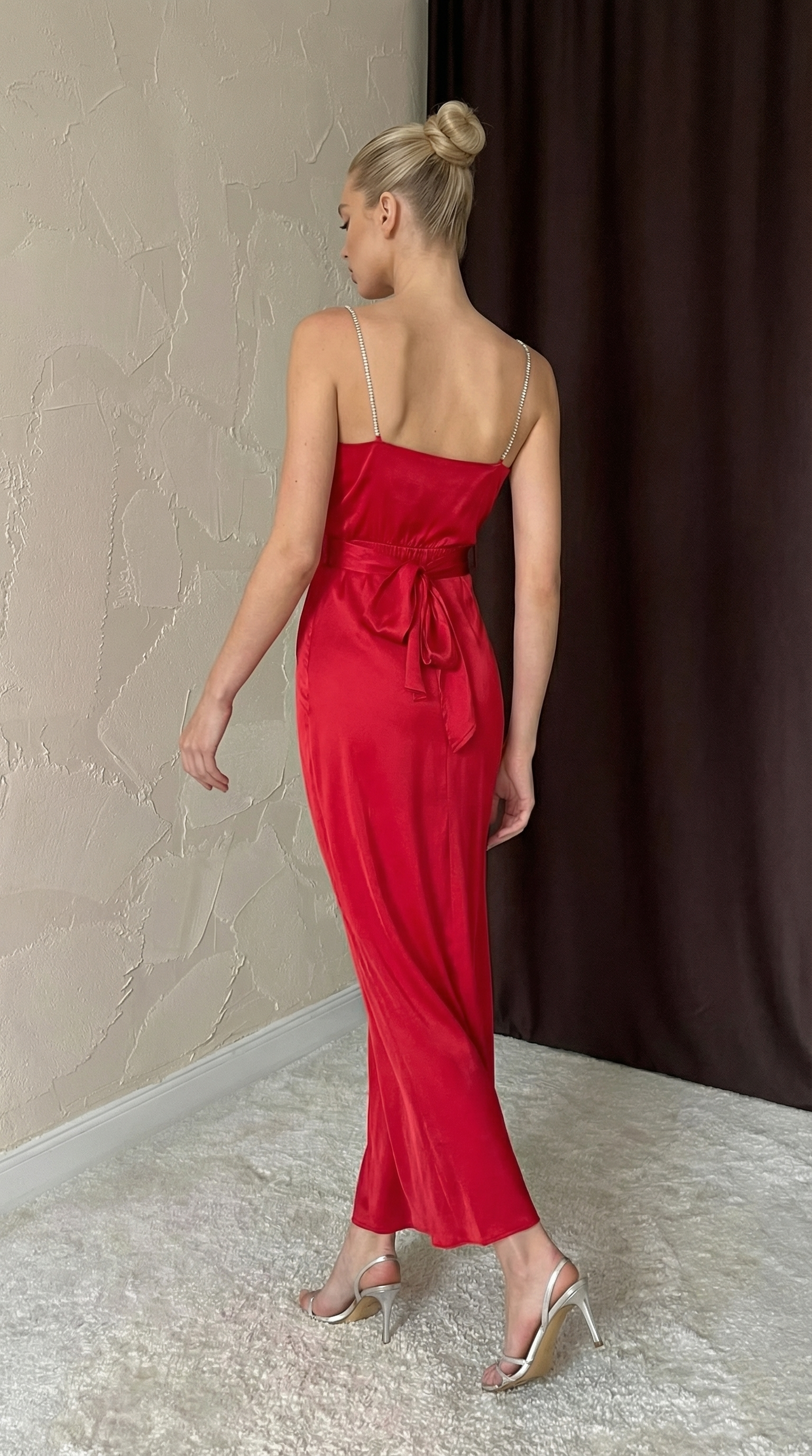 Kırmızı Taş Askılı Saten Midi Elbise