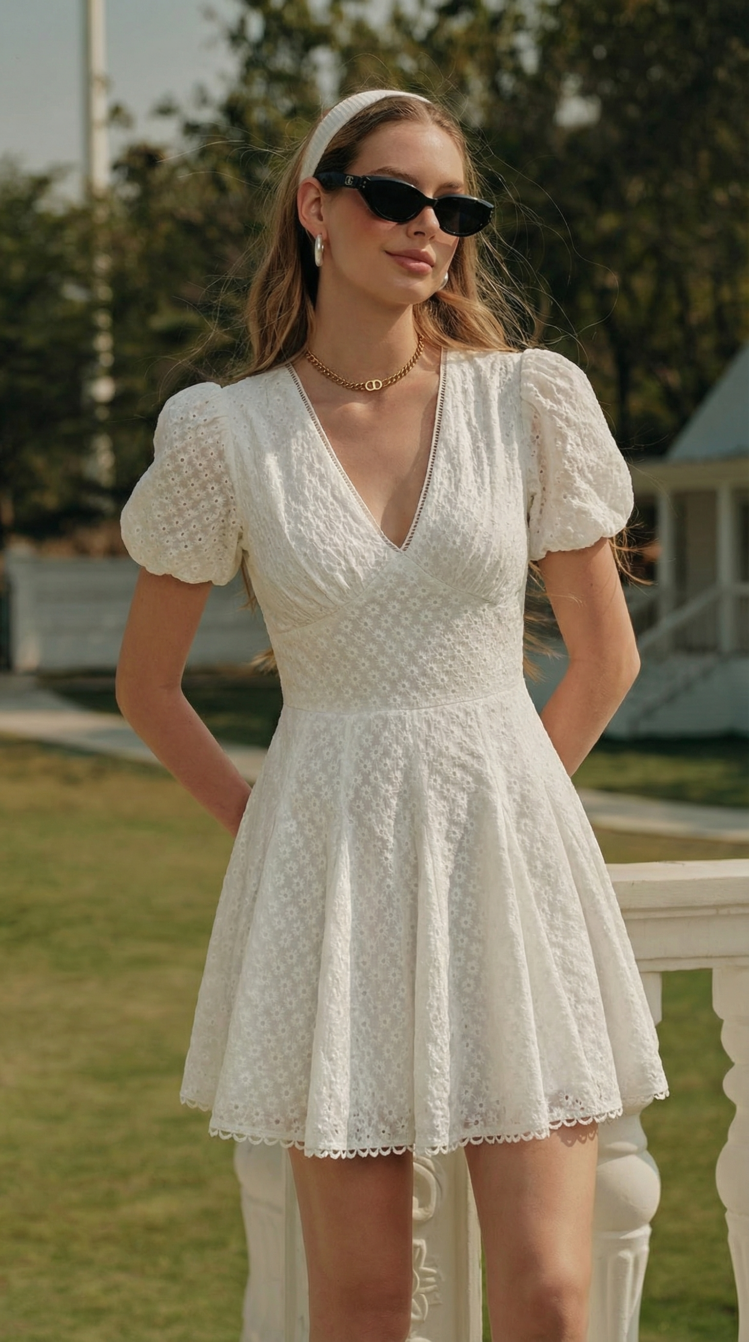 Brode Detaylı Beyaz Mini Elbise