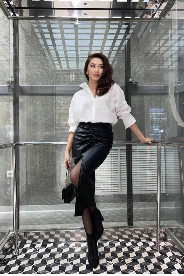 Siyah Büzgü Detaylı Deri Etek