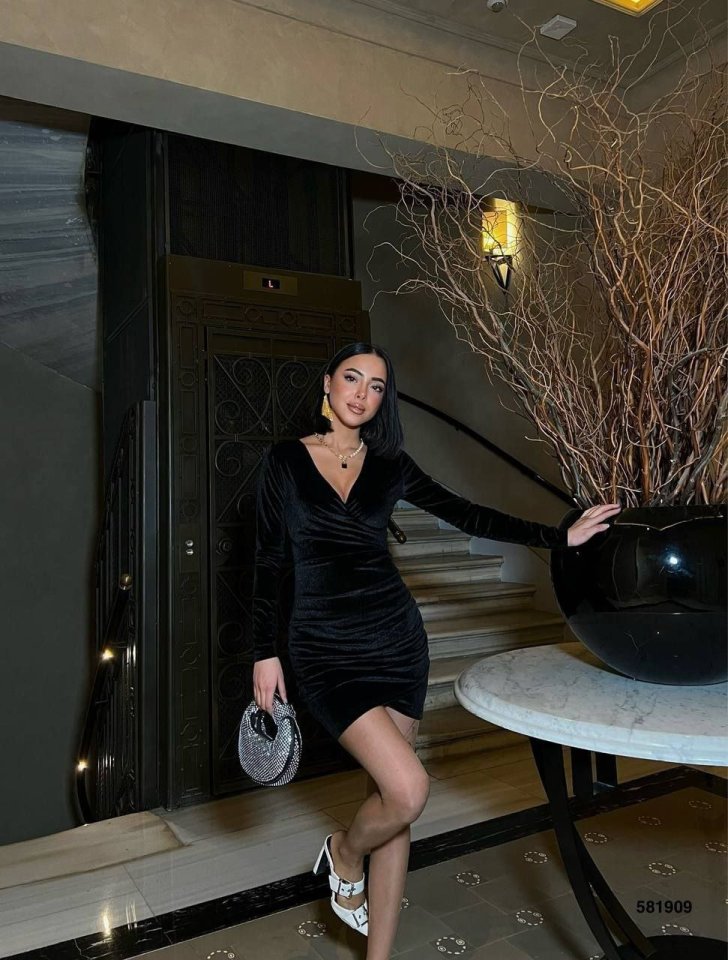 Kadın Uzun Kollu Göğüs Dekolteli Kadife Kumaş Mini Kruvaze Elbise