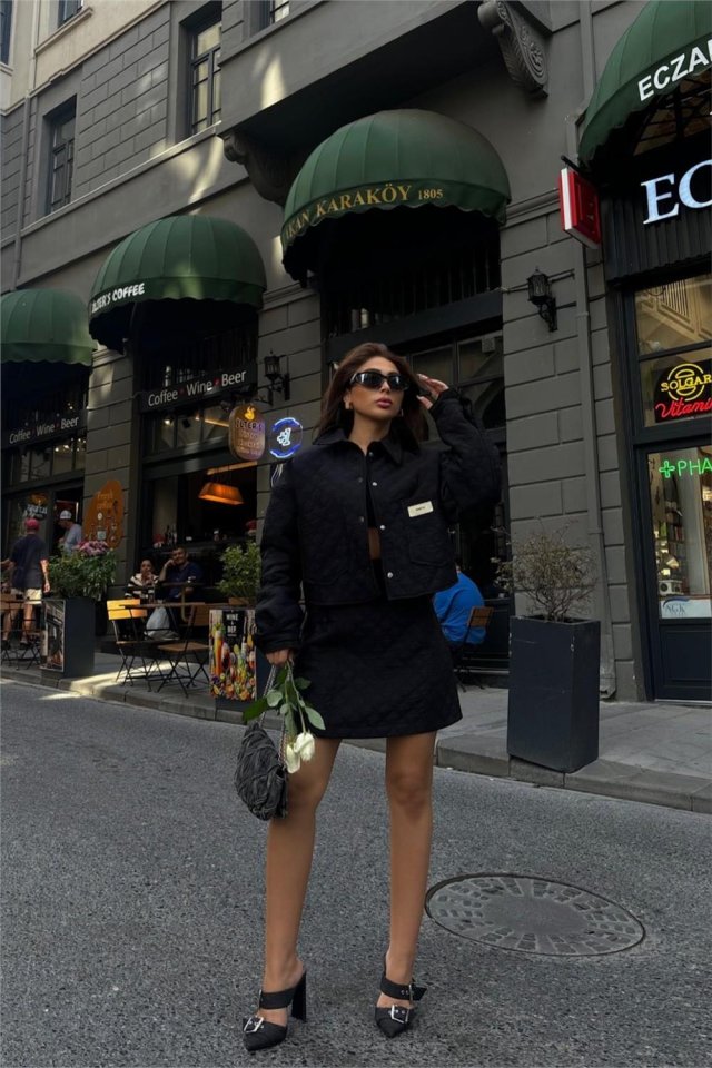 KAPİTONE CROP CEKET - ETEK TAKIM ARMA DETAYLI - Siyah