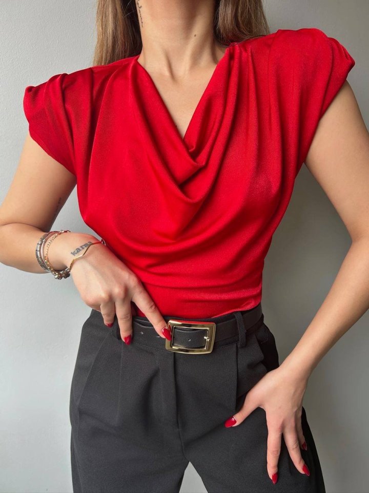 Kadın V Yaka Vatka Detay Kolsuz Dökümlü Bluz