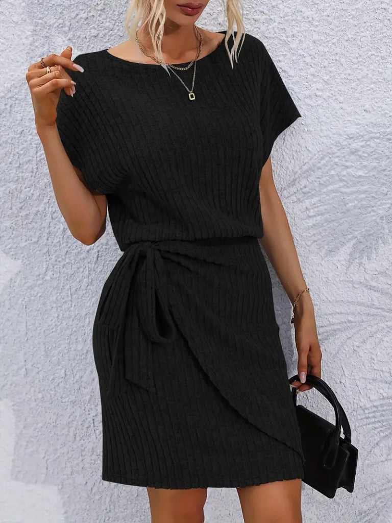 Kadın Kısa Kollu Yakası Açık Belden Lastikli Yandan Bağlamalı Kalın Fitilli Kaşkorse Elbise